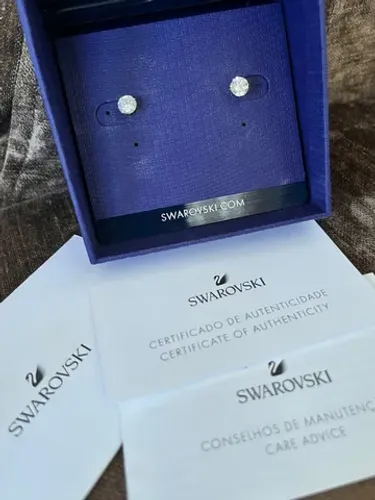 Brinco ponto de luz Swarovski