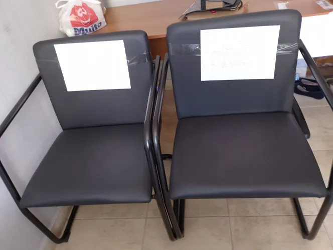 2 Cadeiras de Jantar Preta.PAGUEI $ 590,00 CADA UMA. EXCELENTE QUALIDADE E ESTADO 