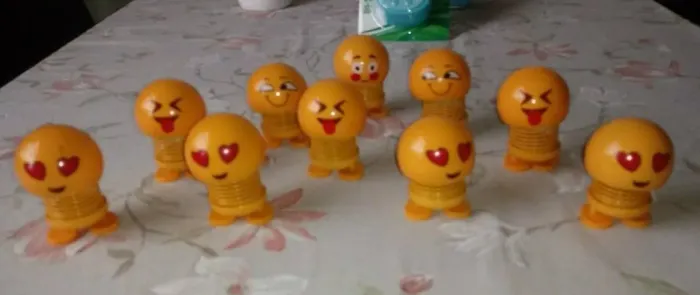 SÃO 3 bonecos EMOJI, enfeite para carro ou casa que balança com movimento. 3 Emojis.