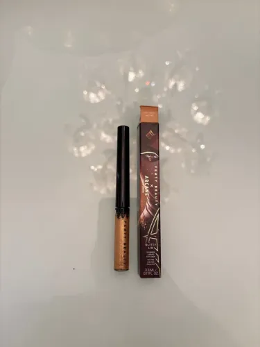 DELINEADOR LÍQUIDO SHIMMER GITTY FENTY BEAUTY ARCANE COLLECTION