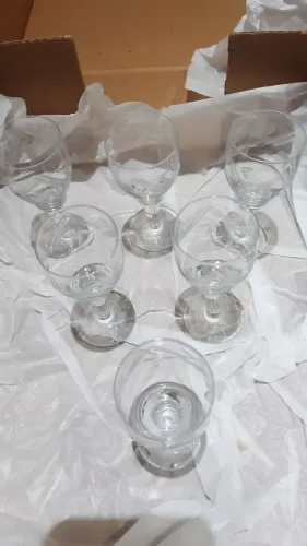 Conjunto de seis taças de licor em cristal lapidado.