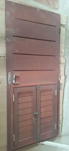 Porta de Madeira com Detalhes e Fechamento