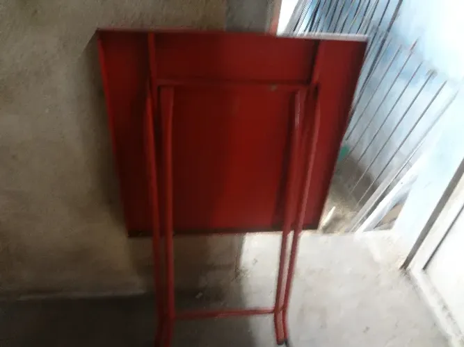 Jogo de Mesa de ferro com 04 cadeiras (dobrável).Somente Mensagens via plataforma Olx