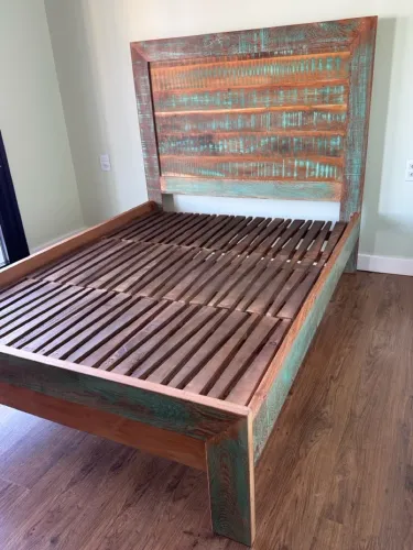 Cama Rústica de Madeira Maciça com Cabeceira