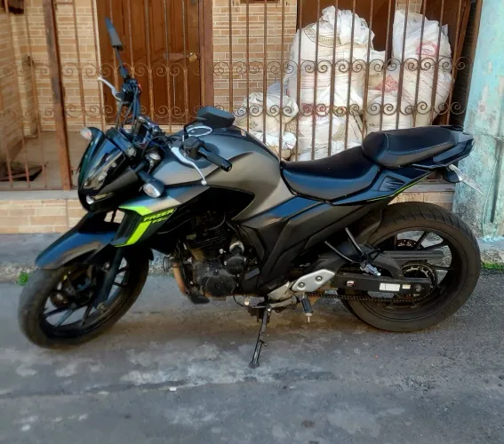 Yamaha Fazer FZ25 250 Matt Grey e Verde. Completa, em ótimo funcionamento, conservada. 