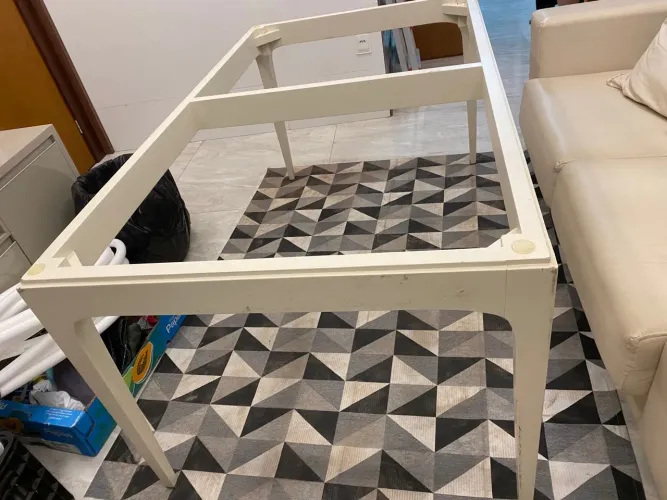 Mesa de jantar branca sem tampo