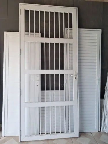 Portao de alumínio branco vazado 2,56 X 1,14