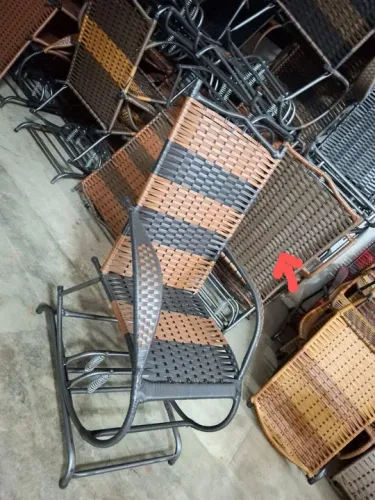 Cadeira de Balanço em Fibra Sintética