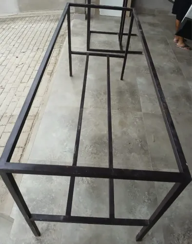 2 Bancadas de ferro medindo 1,99m x 74,5cm x 93,5 cm de altura, somente ferro sem tampo.