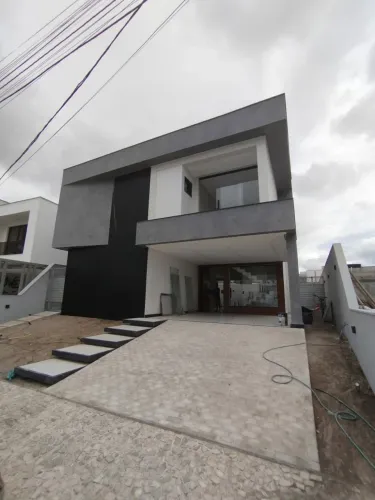 Casa de Alto Padrão no Condomínio Amarílis; 4/4 com 3 suítes e 2 closets; cozinha com ilha