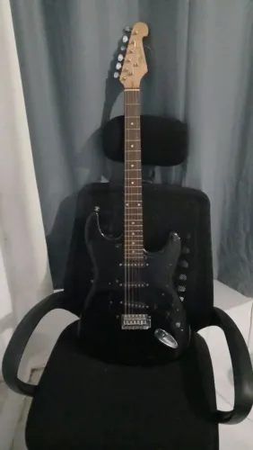 VENDE-SE GUITARRA COM AMPLIFICADOR