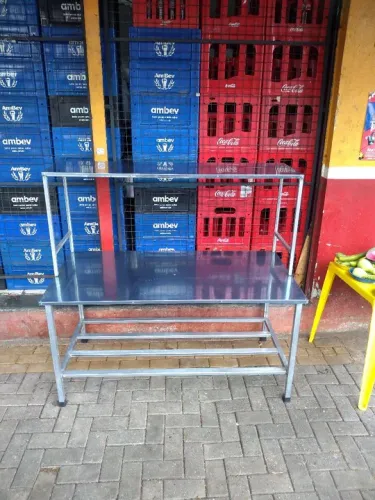 Mesa de inox com prateleira sob medida 