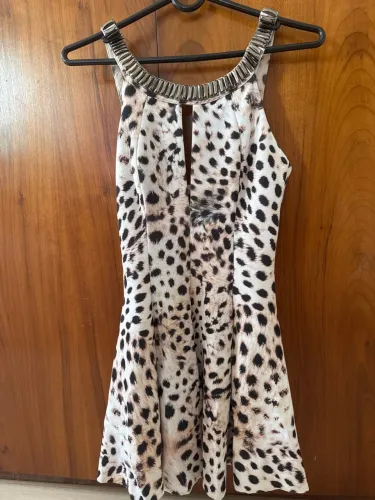 Vestido Leopardo com Detalhes em Metal CAOS