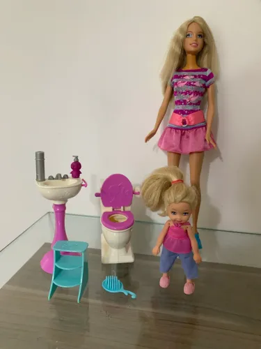 Playset Barbie Babysitter com Kelly e banheiro completo