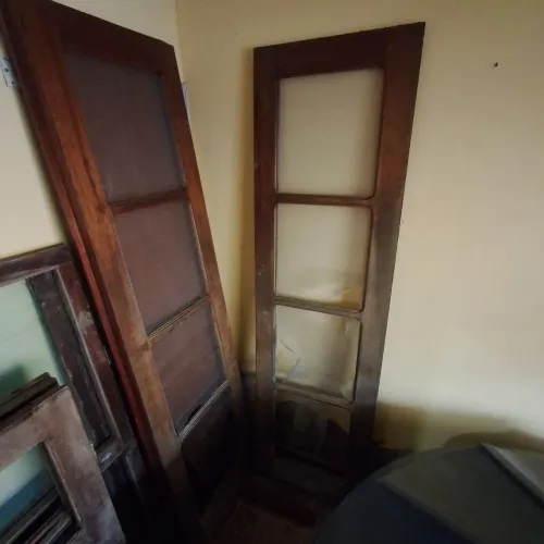 Lote com 3 janelas e 1 porta de madeira