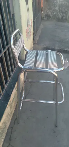 Cadeira de alumínio com design moderno