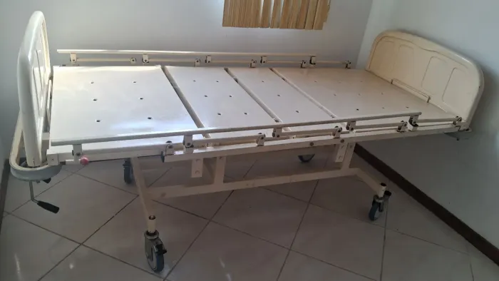 Cama hospitalar 3 manivela com colchão 