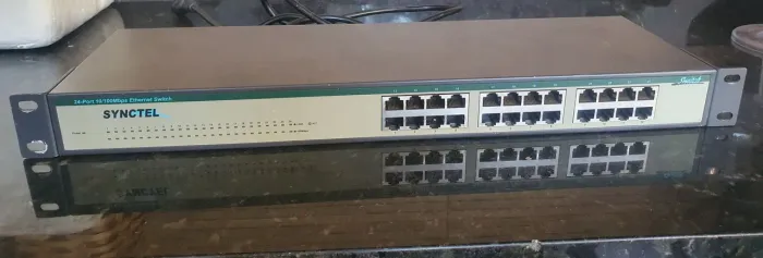 Switch 24 portas 10 / 100 MBPS SYNCTEL