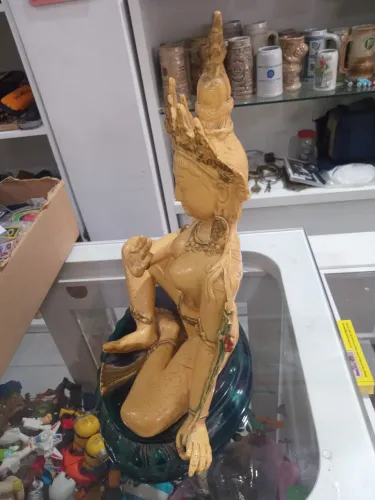? Estátua Oriental da Deusa Tara - Escultura Decorativa em Resina