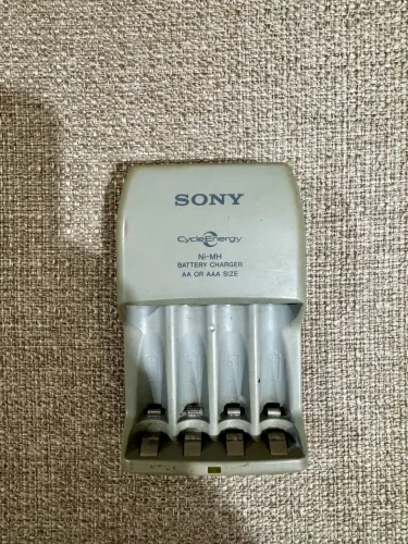 Carregador de pilhas Sony