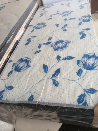Cama Box com colchão acoplada