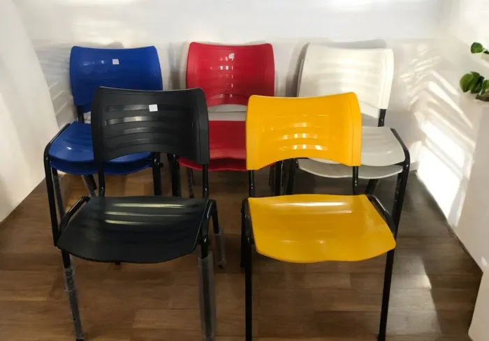 8 Cadeiras de Plástico - Amarelo, Vermelho, Azul e Preto