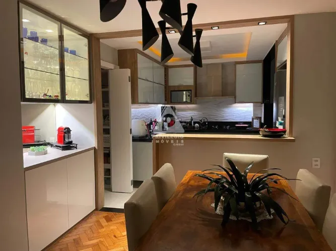 Vende-se maravilhoso apartamento reformado, 3 quartos no Humaitá.