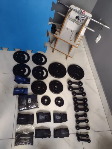 Kit academia anilhas, halteres, caneleiras mais barra de ferro aço inox de um metro.