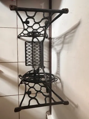 Pé de Máquina Antiga