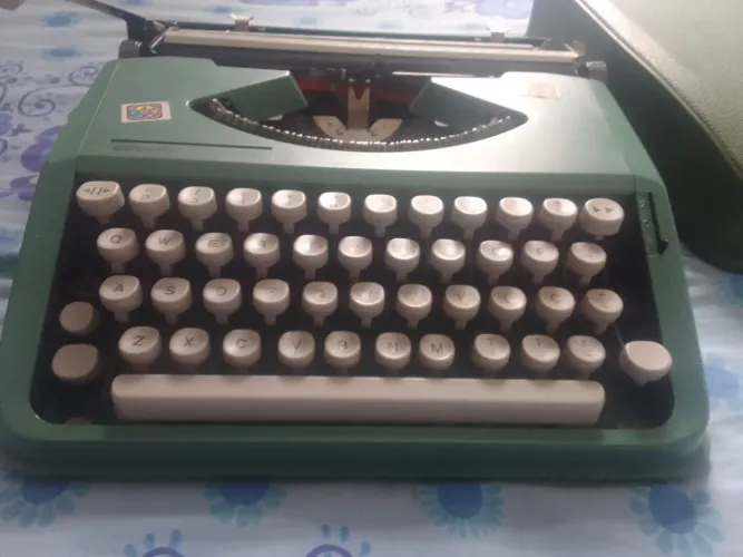 Máquina de escrever Olivetti verde vintage