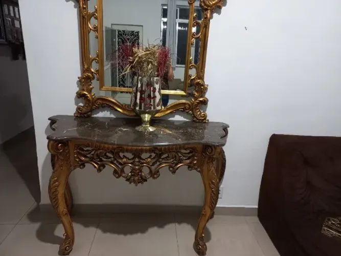 Lindo Aparador madeira talhado a mão  dourado 