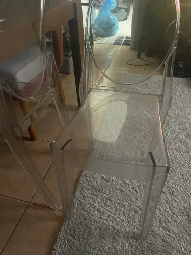 Cadeira acrílico sem defeitos tenho duas valor de cada 