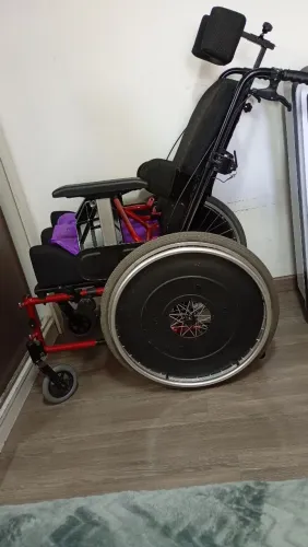 Cadeira de rodas,com encosto de cabeça,para maior conforto do paciente