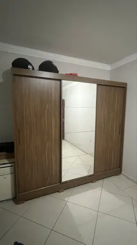 Guarda-roupa Casal com Espelho 3 Portas de Correr 6 Gavetas