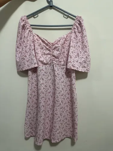 Vestido evasê curto em viscose floral rosa
