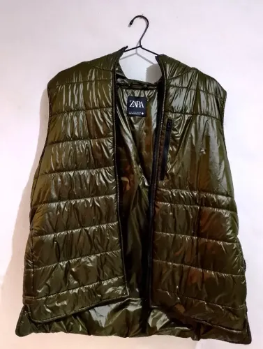 Colete Puffer Zara Verde Militar com Capuz | Tamanho P | Excelente Estado