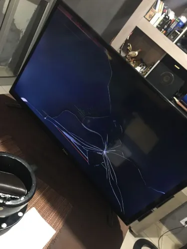 Tv Philco 32 polegadas smart tela quebrada! Aceito proposta 