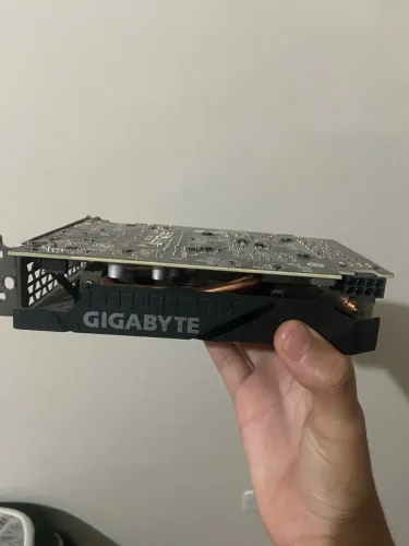 Placa de vídeo GTX 1650. Usada um ano. Funciona normalmente só está meio suja