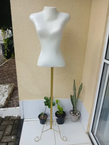 manequim busto com pedestal R$ 118,00. Faço entrega .