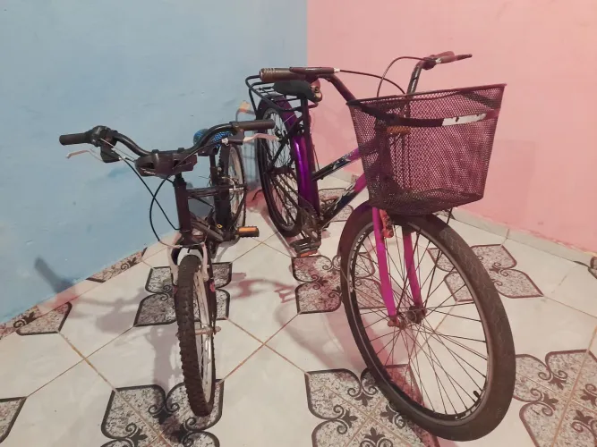 Vendo duas bicicletas (A grande tem que trocar o aro traseiro)