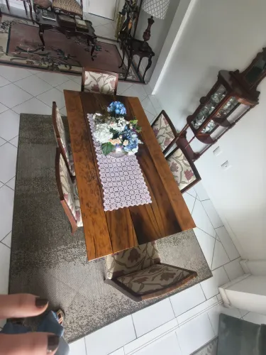 Mesa de madeira com 6 cadeiras