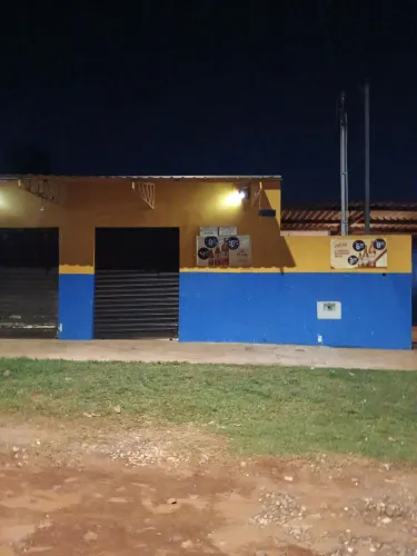 Aluga-se salão com a casa