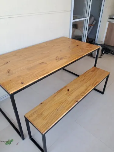 Mesa de jantar com banco