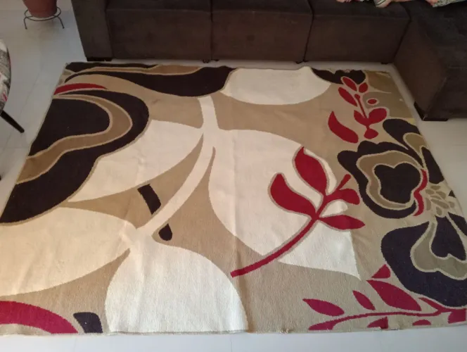 Lindo tapete estampado e com ótimo tamanho 2.40 x 2.00 usado com pequenas avarias.