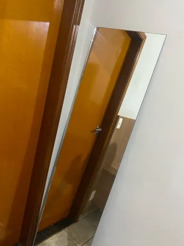 Espelho grande trincado nas pontas 