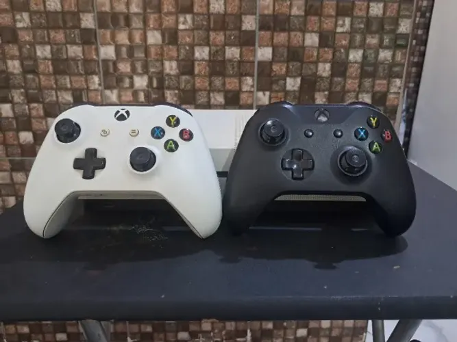 Vendo Xbox One S em excelente estado de conservação