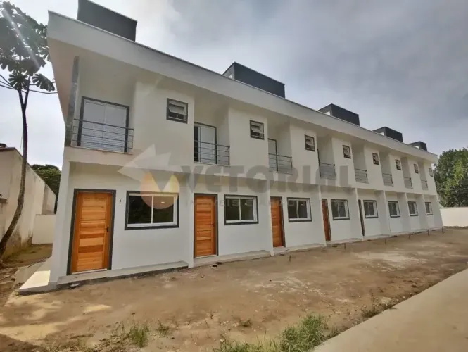 Casa em condomínio com 80 m² próximo a praia da Massaguaçu - Caraguatatuba