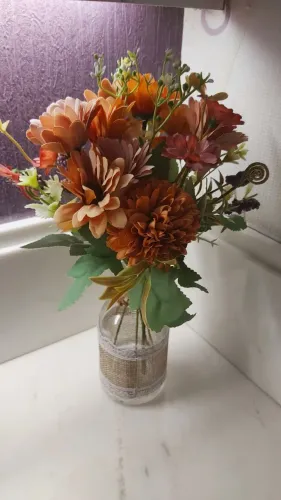 Arranjo de flores artificiais com vaso vidro