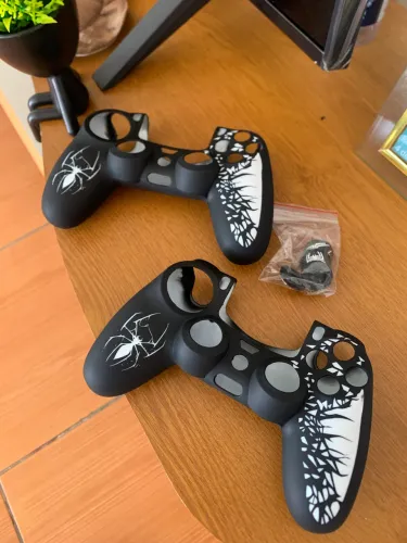 Kit Capa Protetora Silicone Premium Spider e Par Grips Para Controle Ps4 Dualshock