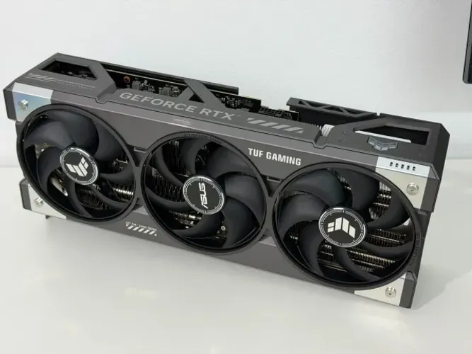 Placa de vídeo RTX 5080 16Gb Asus Tuf Gaming 3x